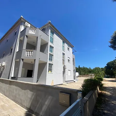 아파트 Adria With Swimming Pool 비르