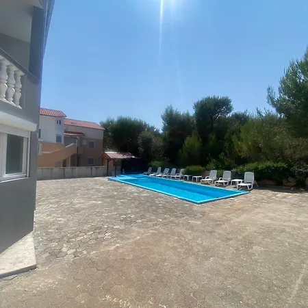 Adria With Swimming Pool דירה