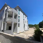 Apartament Adria With Swimming Pool