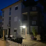 Apartament Adria With Swimming Pool
